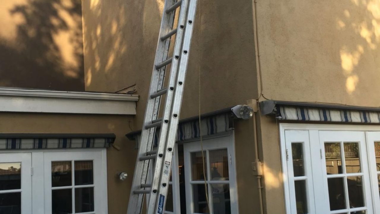 How Much Does an Extension Ladder Weigh