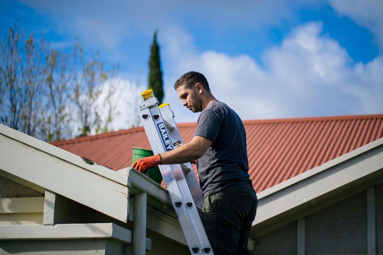 How to Choose the Perfect Ladder for Gutter Cleaning