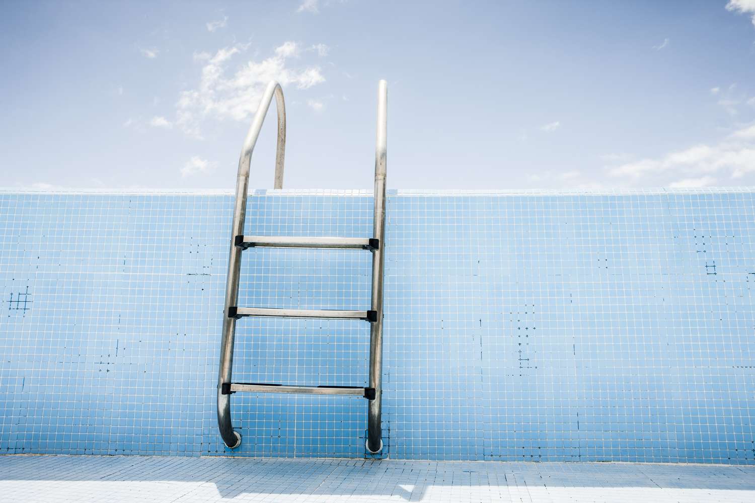 How to Clean Plastic Pool Ladder